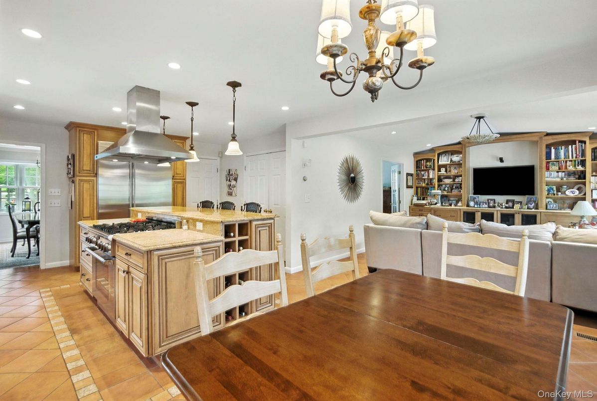 Chandelier, Dining room, Interior, Kitchen, Living room, Pendant Lights, Recessed Lighting, Stainless Steel Appliances