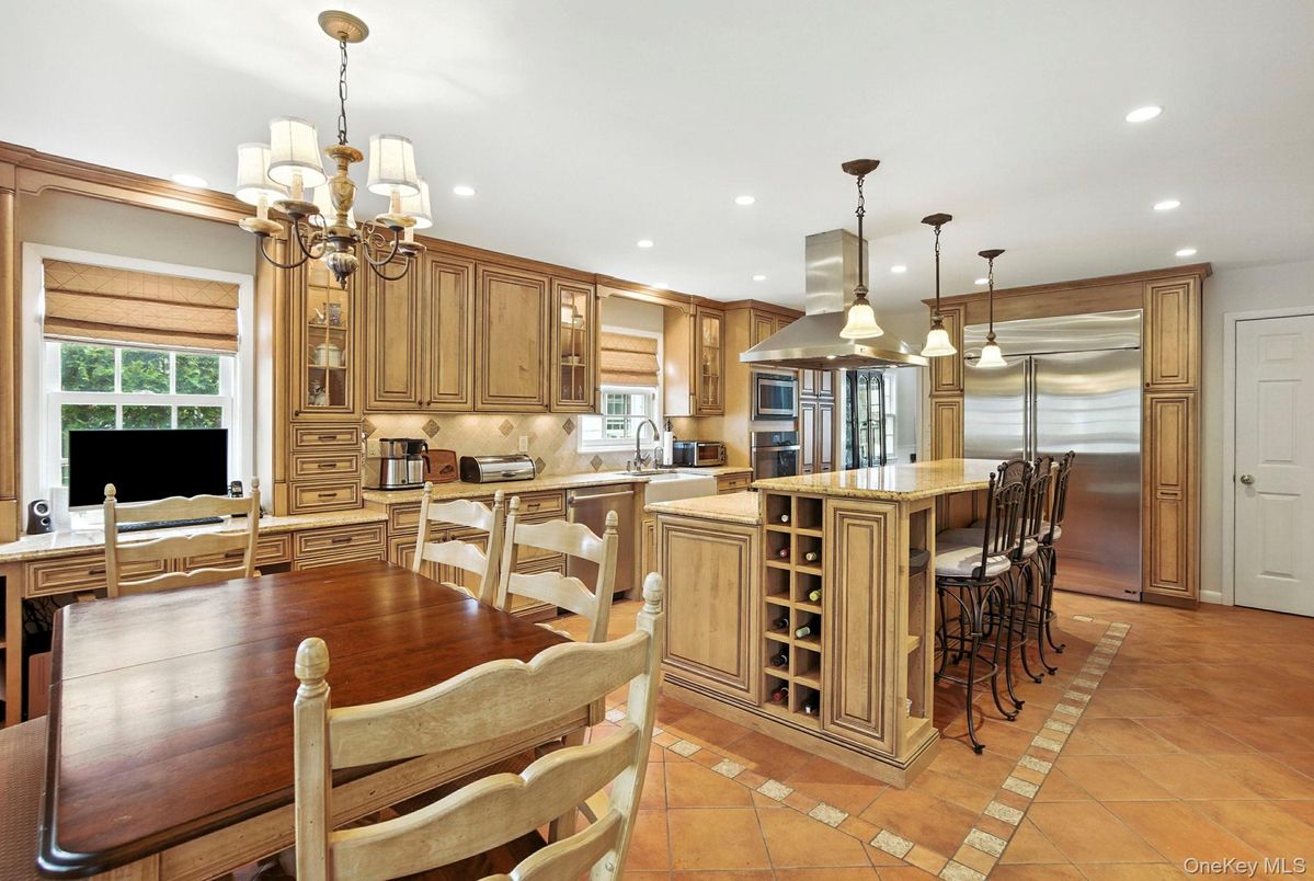 Chandelier, Dining room, Interior, Kitchen, Pendant Lights, Recessed Lighting, Stainless Steel Appliances