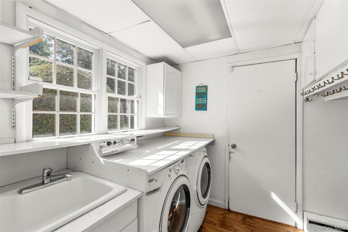 Interior, Washer, Wood Texture Flooring