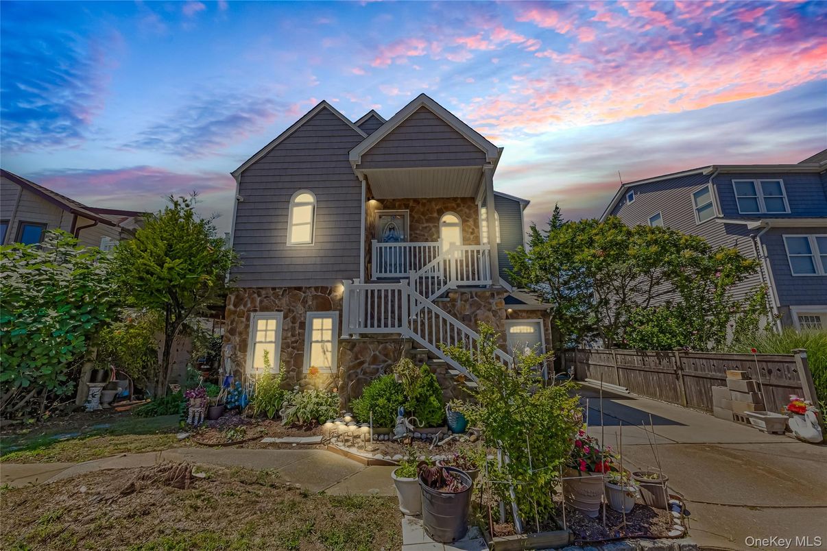 Exterior, Facade, Queen Anne Victorian