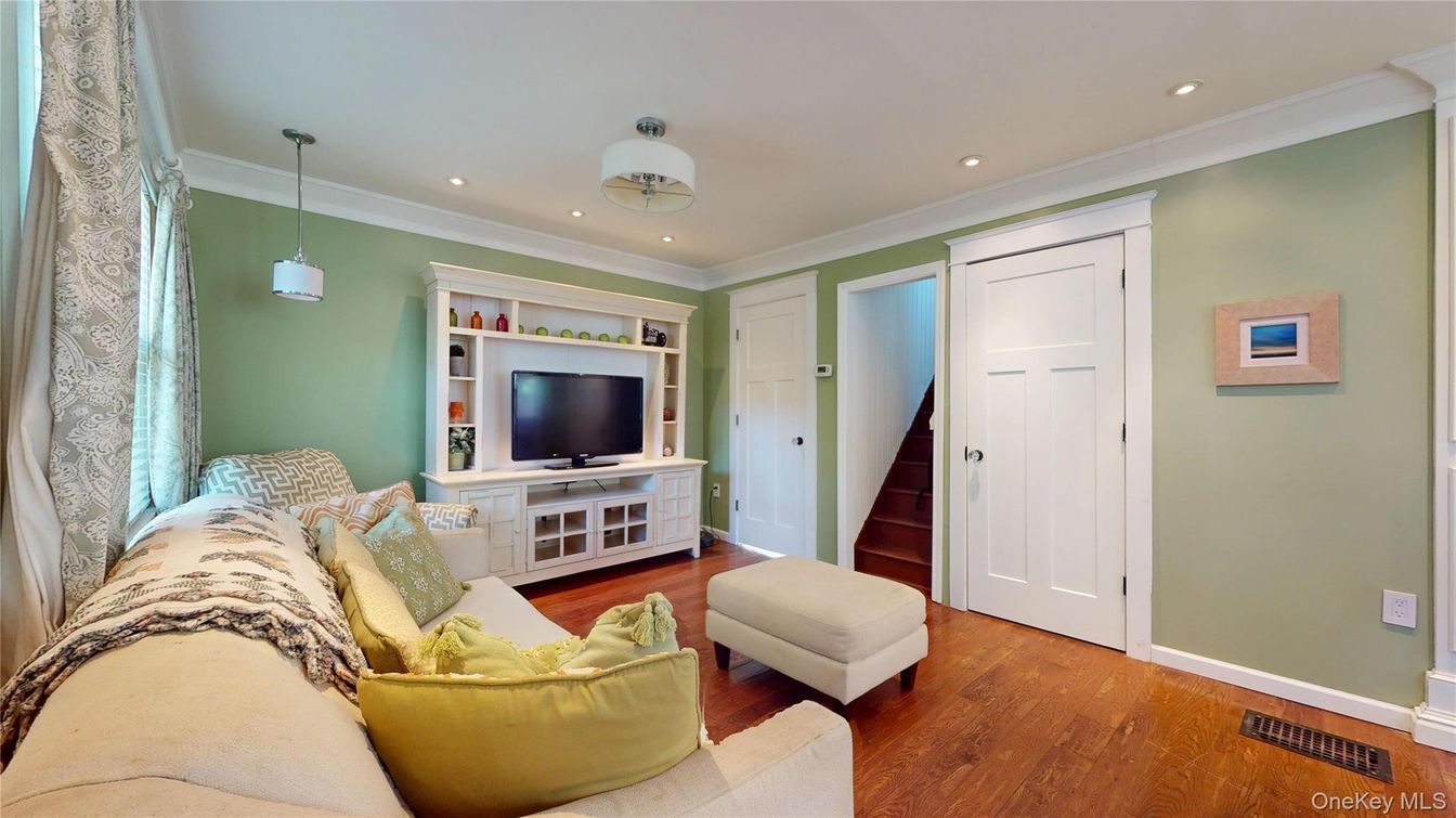 Interior, Living room, Pendant Lights, Recessed Lighting, Wood Texture Flooring