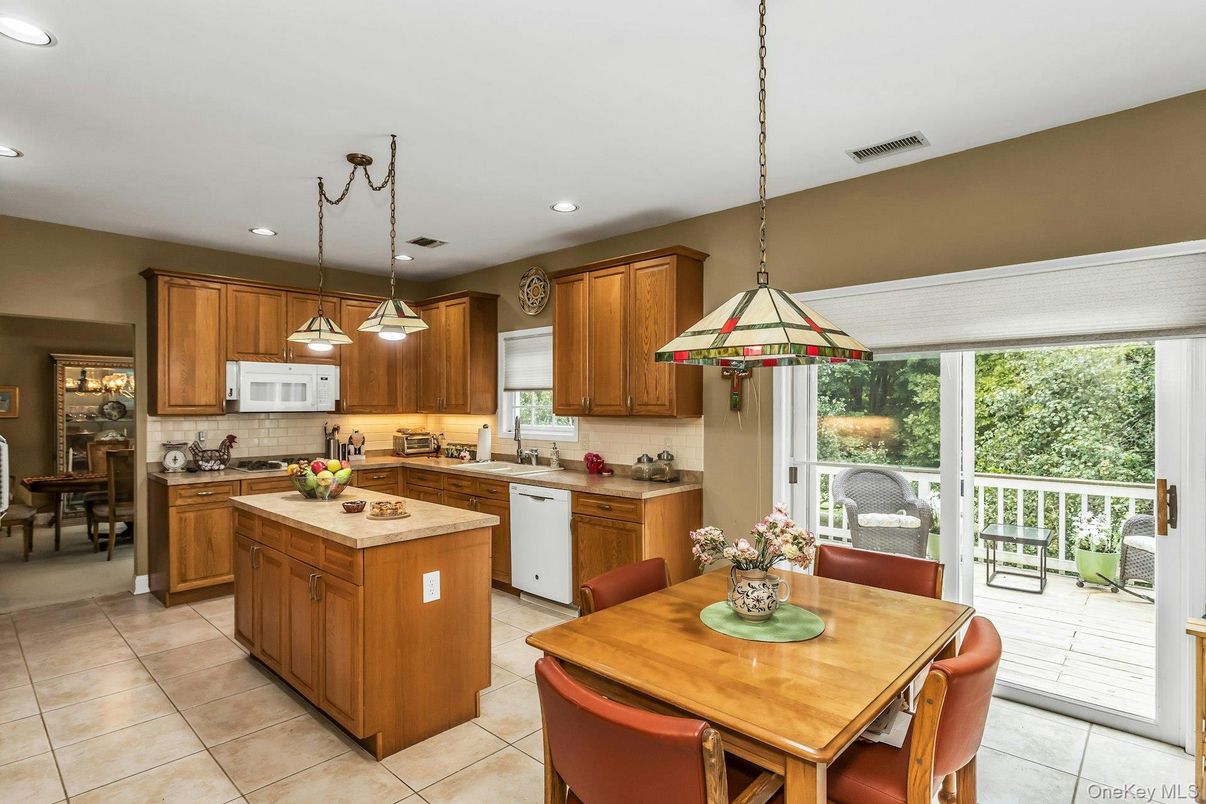 Dining room, Interior, Kitchen, Pendant Lights, Recessed Lighting, Stainless Steel Appliances