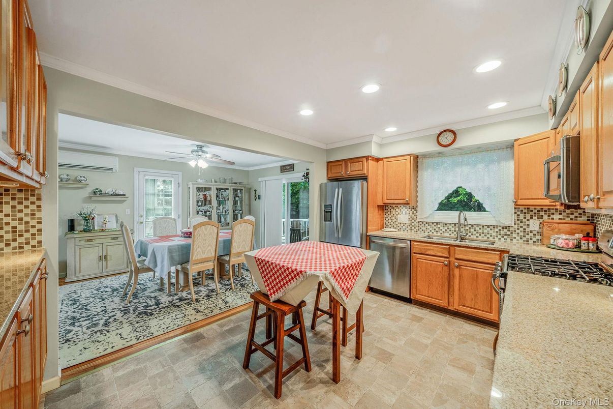 Dining room, Interior, Kitchen, Recessed Lighting, Stainless Steel Appliances