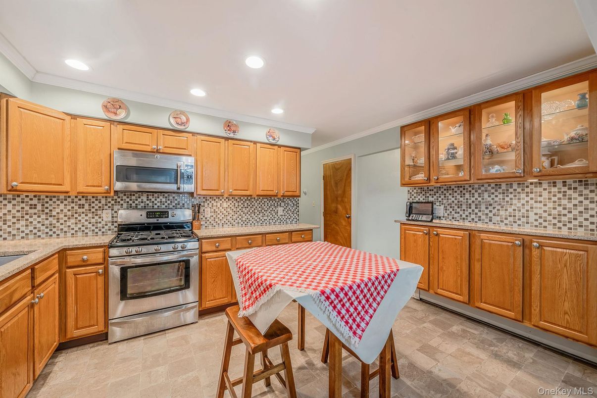 Dining room, Interior, Kitchen, Recessed Lighting, Stainless Steel Appliances