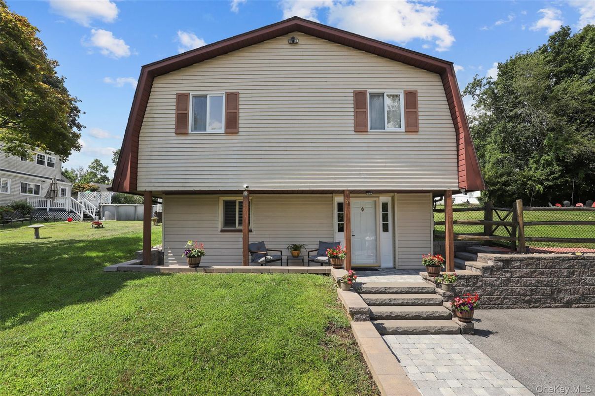 Exterior, Facade, Split Level