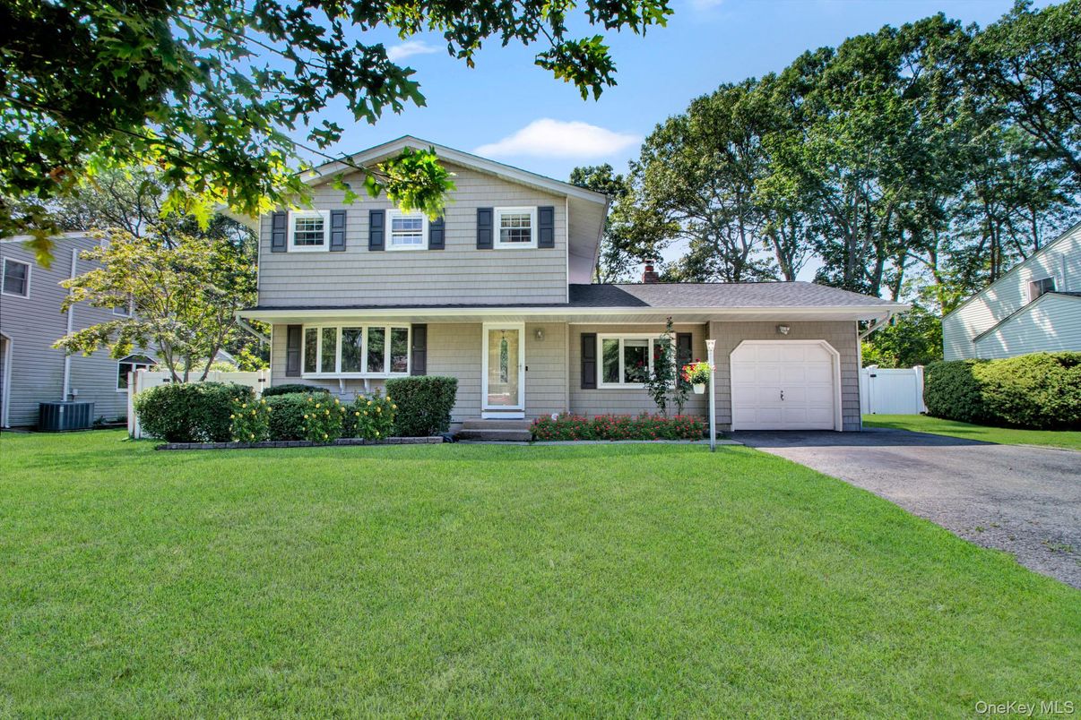 Attached, Exterior, Facade, Split Level