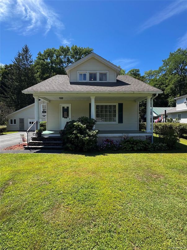 Exterior, Facade, Split Level