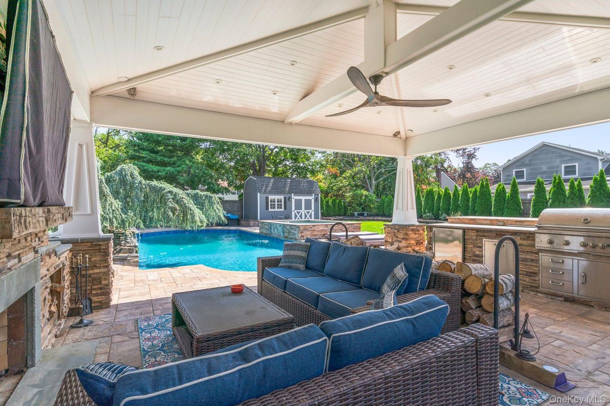 Exterior, Outdoor Kitchen, Pool