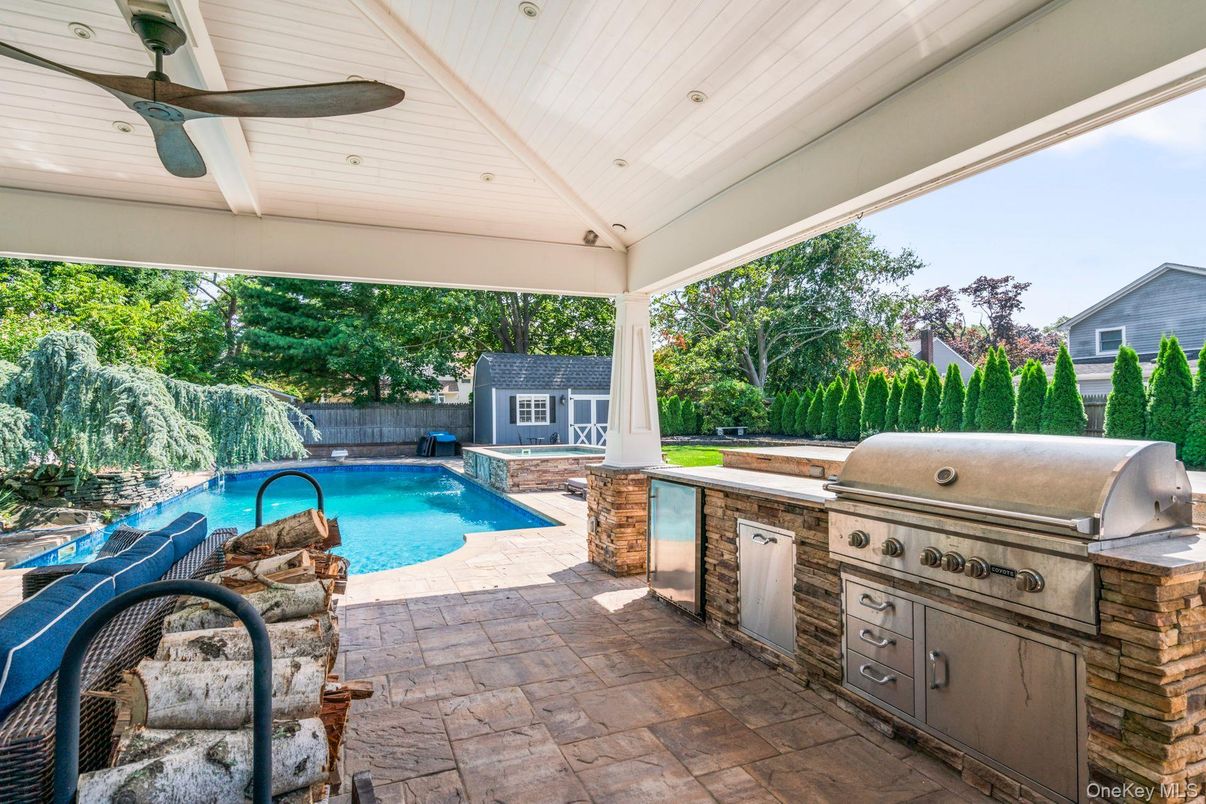 Exterior, Outdoor Kitchen, Pool