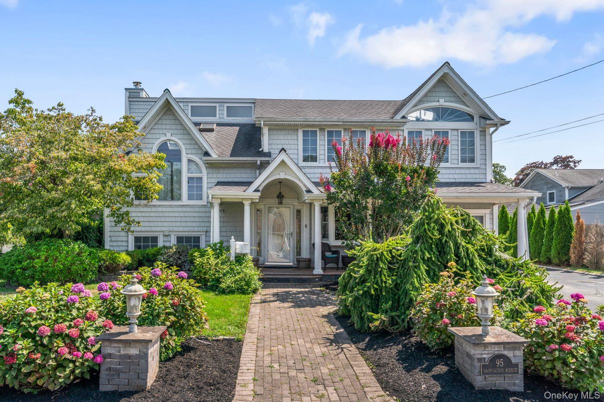 Exterior, Facade, Queen Anne Victorian