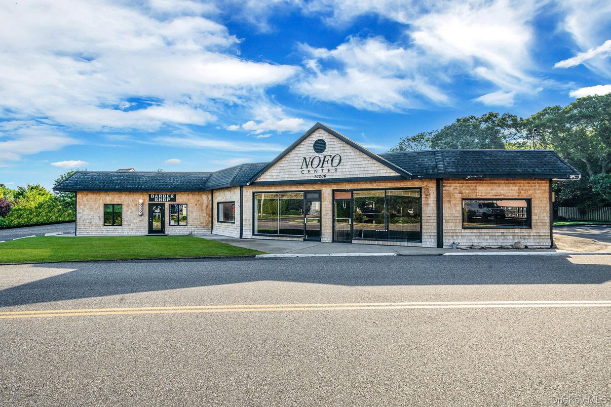 Exterior, Facade, Brick Facade, Ranch