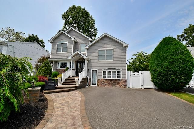 Exterior, Facade, Split Level