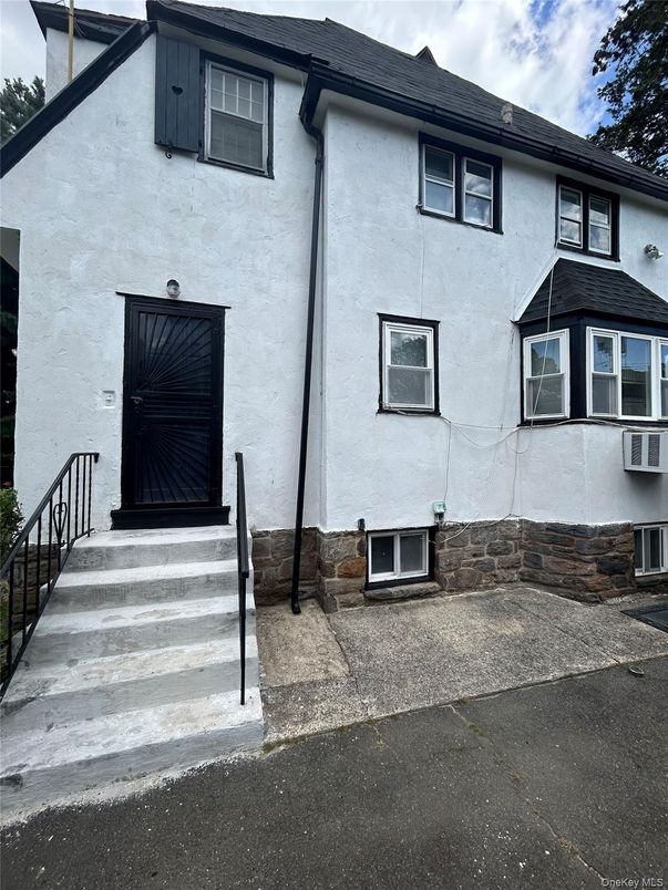 Exterior, Facade, Rowhouse