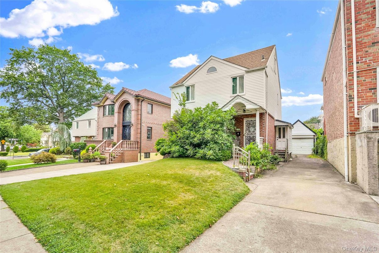 Exterior, Facade, Brick Facade, Queen Anne Victorian