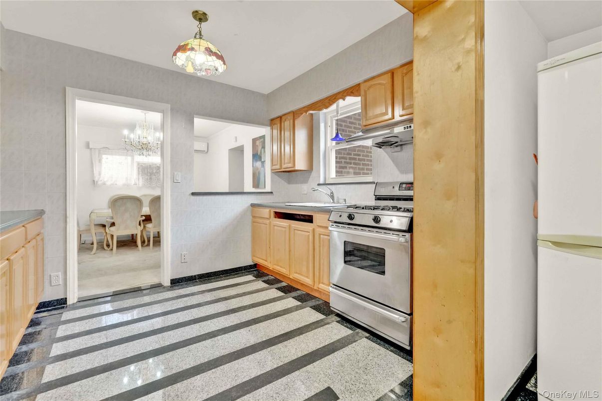 Chandelier, Dining room, Interior, Kitchen, Stainless Steel Appliances