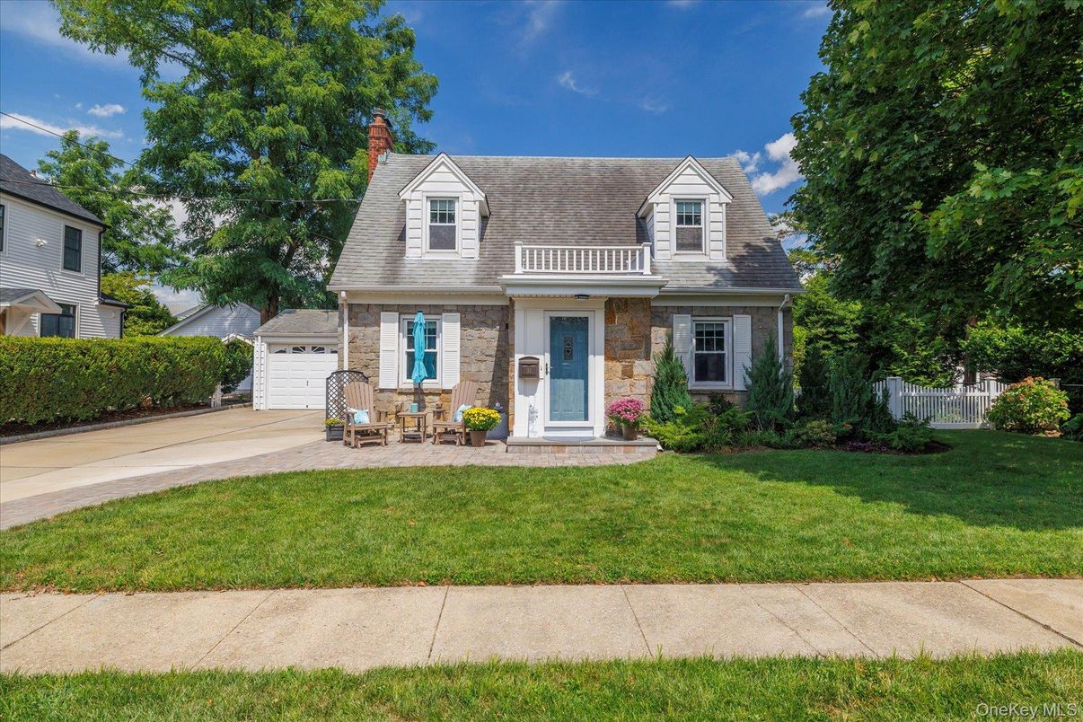 Attached, Exterior, Facade, Cape Cod