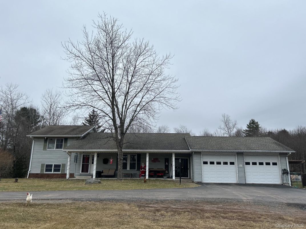 Attached, Exterior, Facade, Ranch