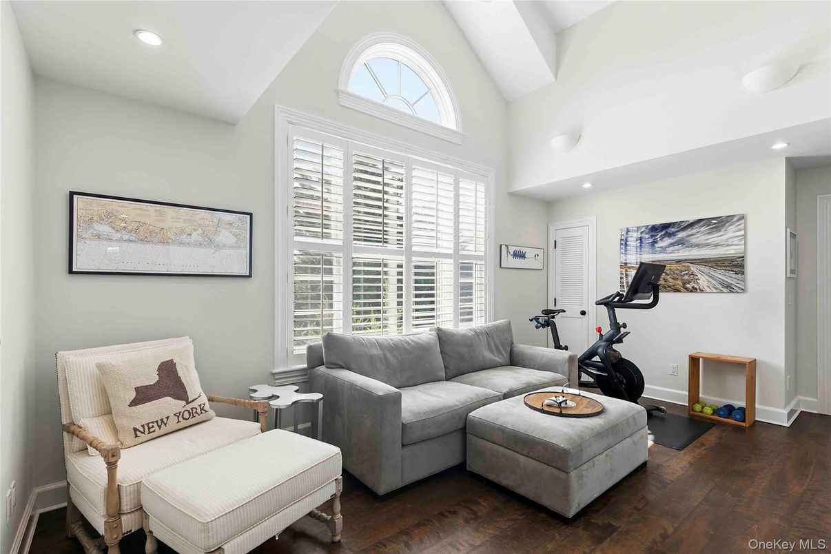 Fitness Equipment, Interior, Living room, Recessed Lighting, Wood Texture Flooring