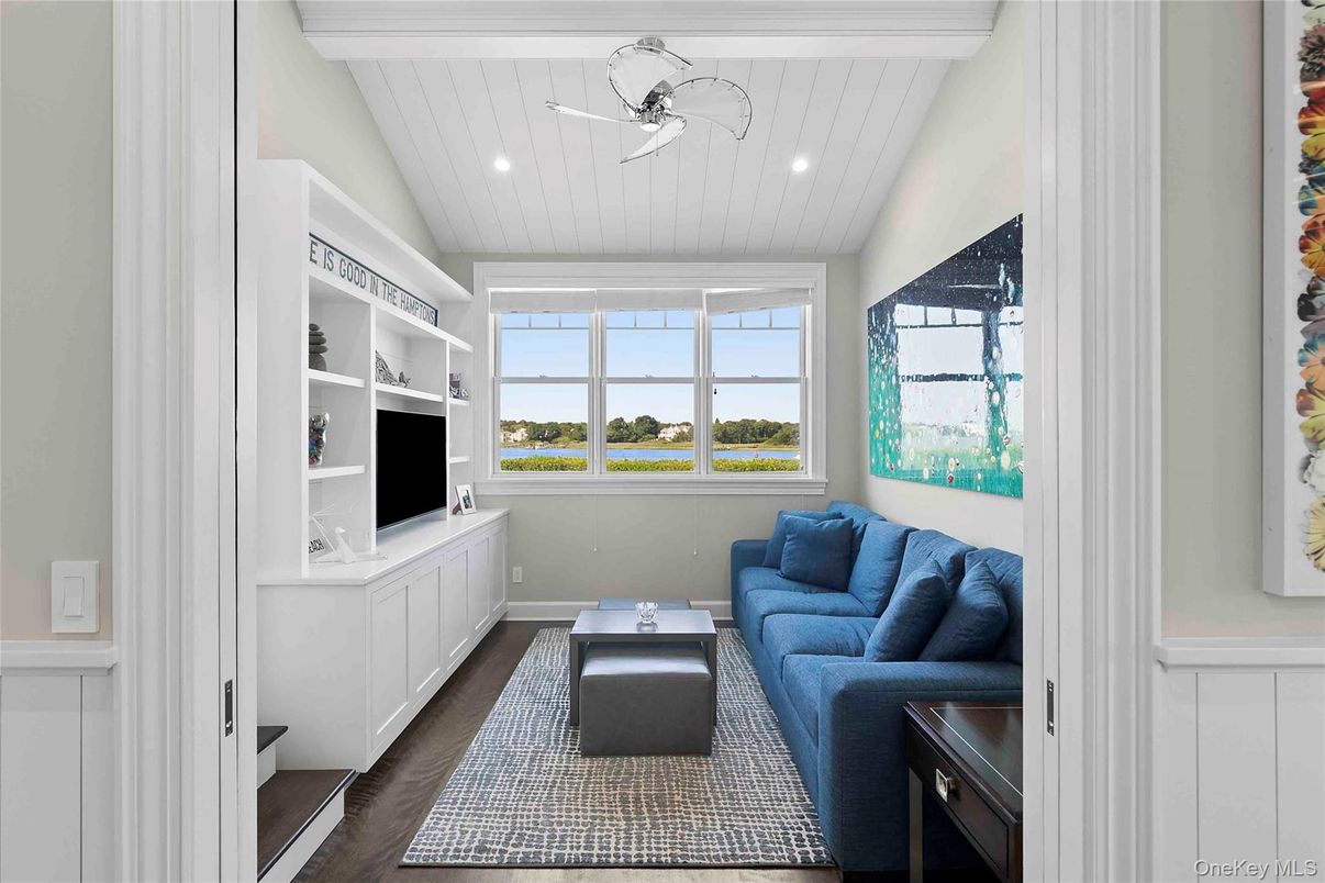 Interior, Living room, Recessed Lighting, Water, Wood Texture Flooring