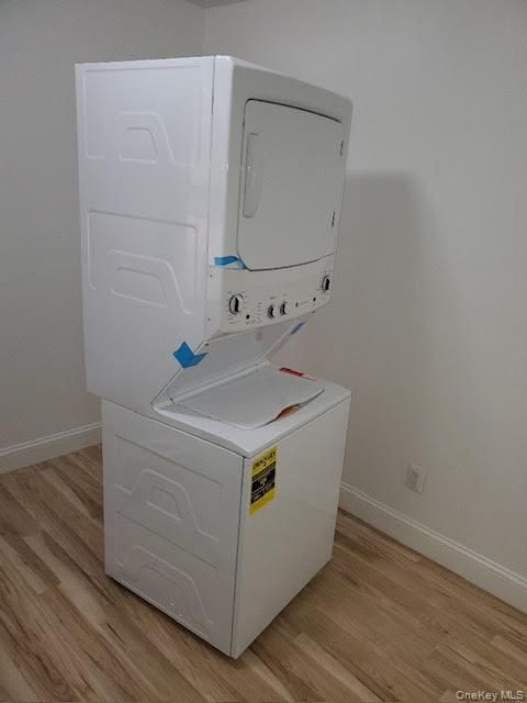 Interior, Utility Closets, Washer, Wood Texture Flooring