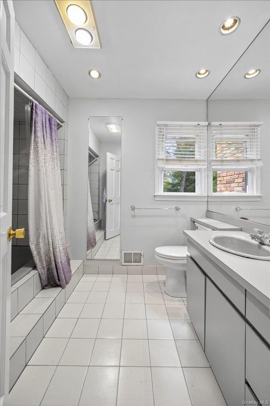 Bathroom, Interior, Recessed Lighting