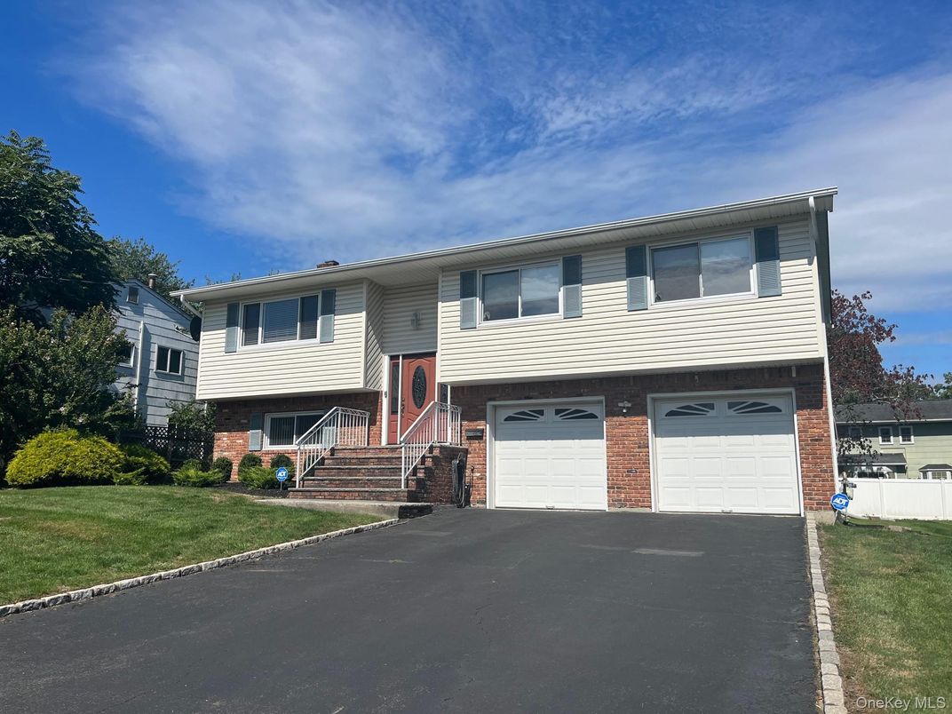 Attached, Exterior, Facade, Brick Facade, Raised Ranch