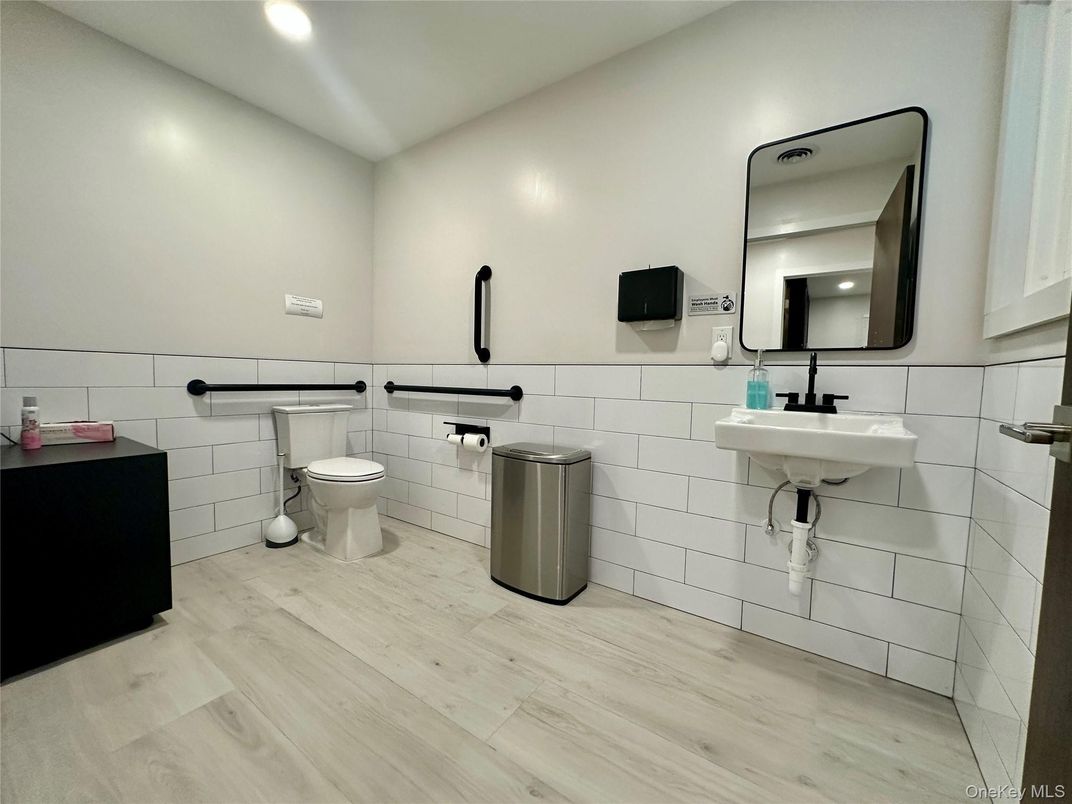 Bathroom, Interior, Recessed Lighting, Wood Texture Flooring