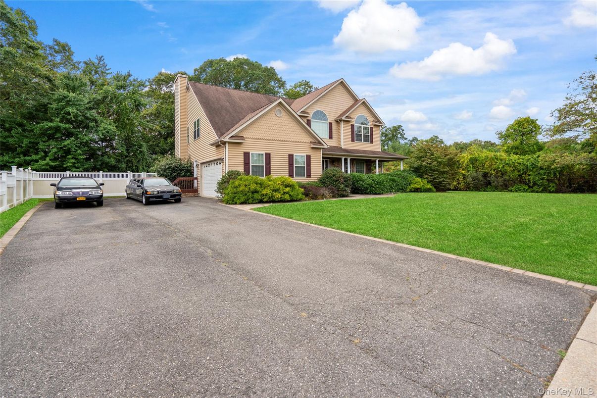 Attached, Exterior, Facade, Cape Cod