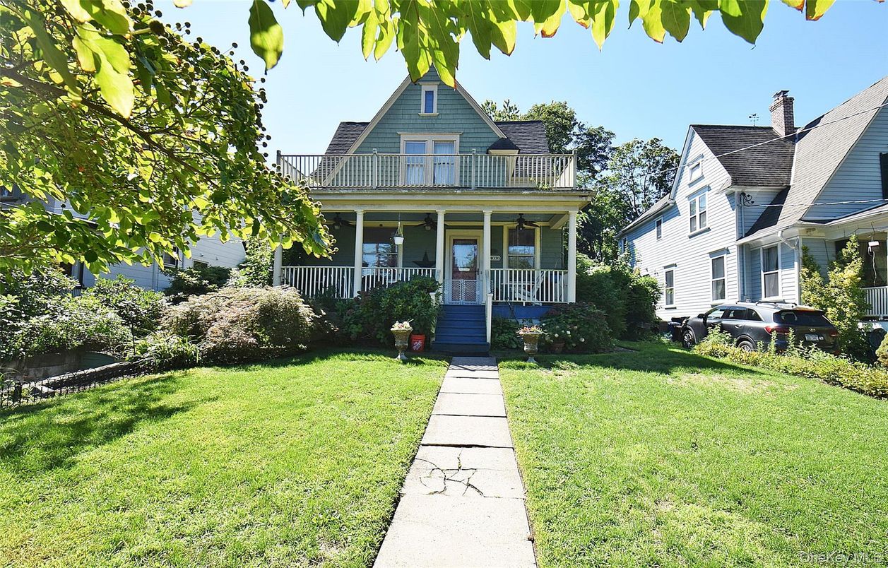 Exterior, Facade, Queen Anne Victorian