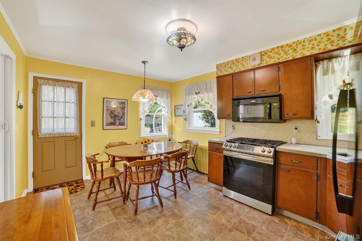 Dining room, Interior, Kitchen, Pendant Lights, Stainless Steel Appliances