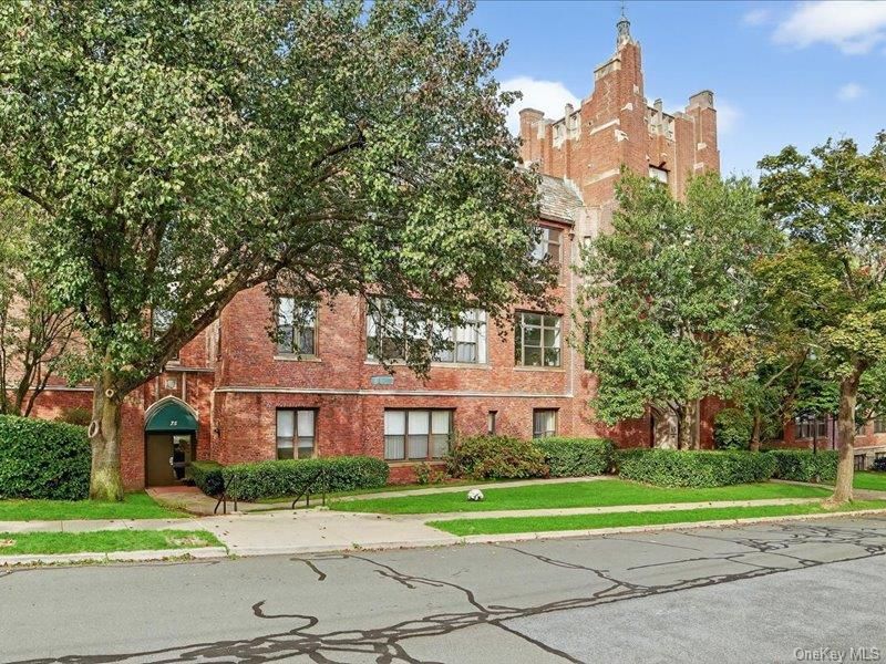 Exterior, Facade, Brick Facade, Rowhouse