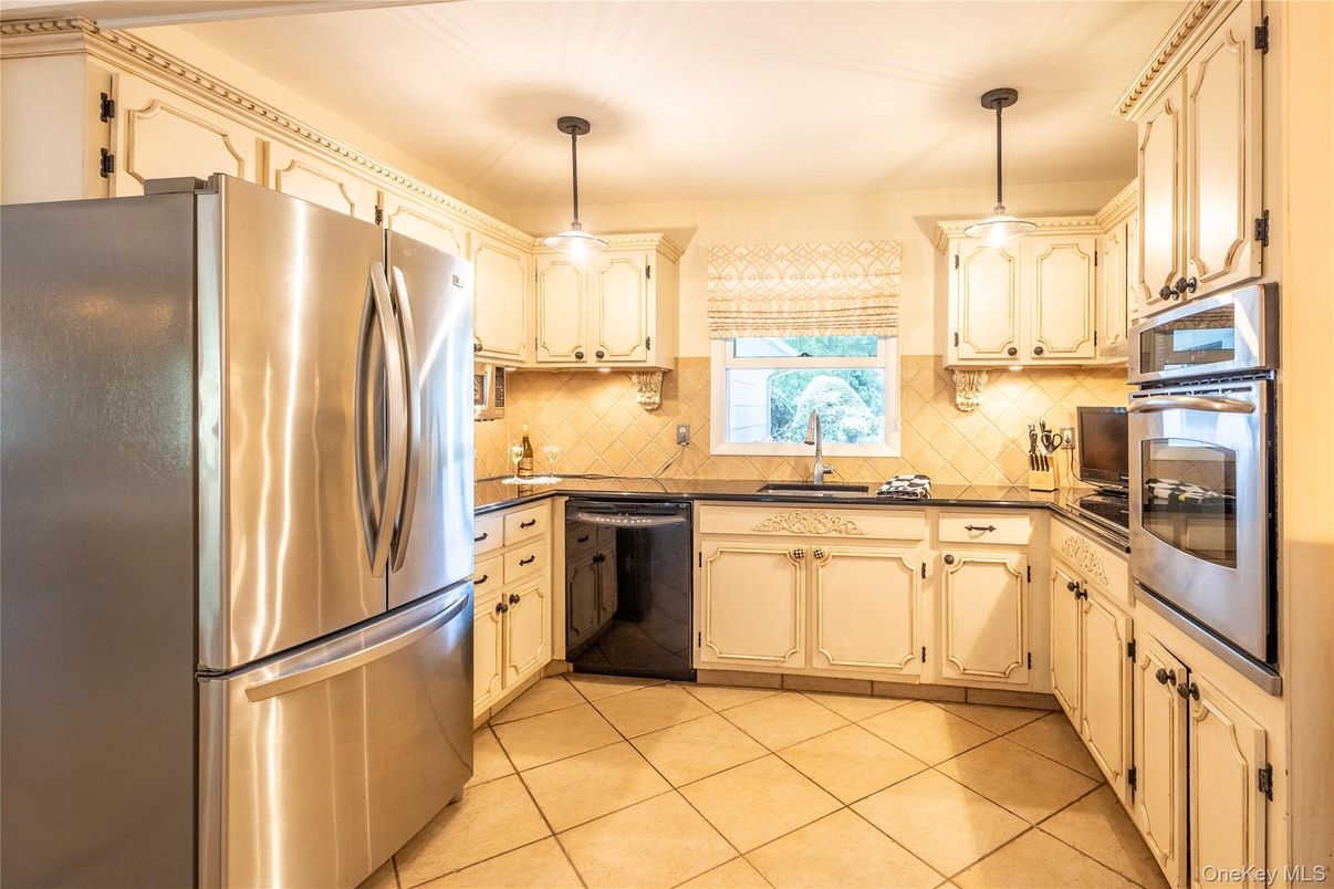 Interior, Kitchen, Pendant Lights, Stainless Steel Appliances