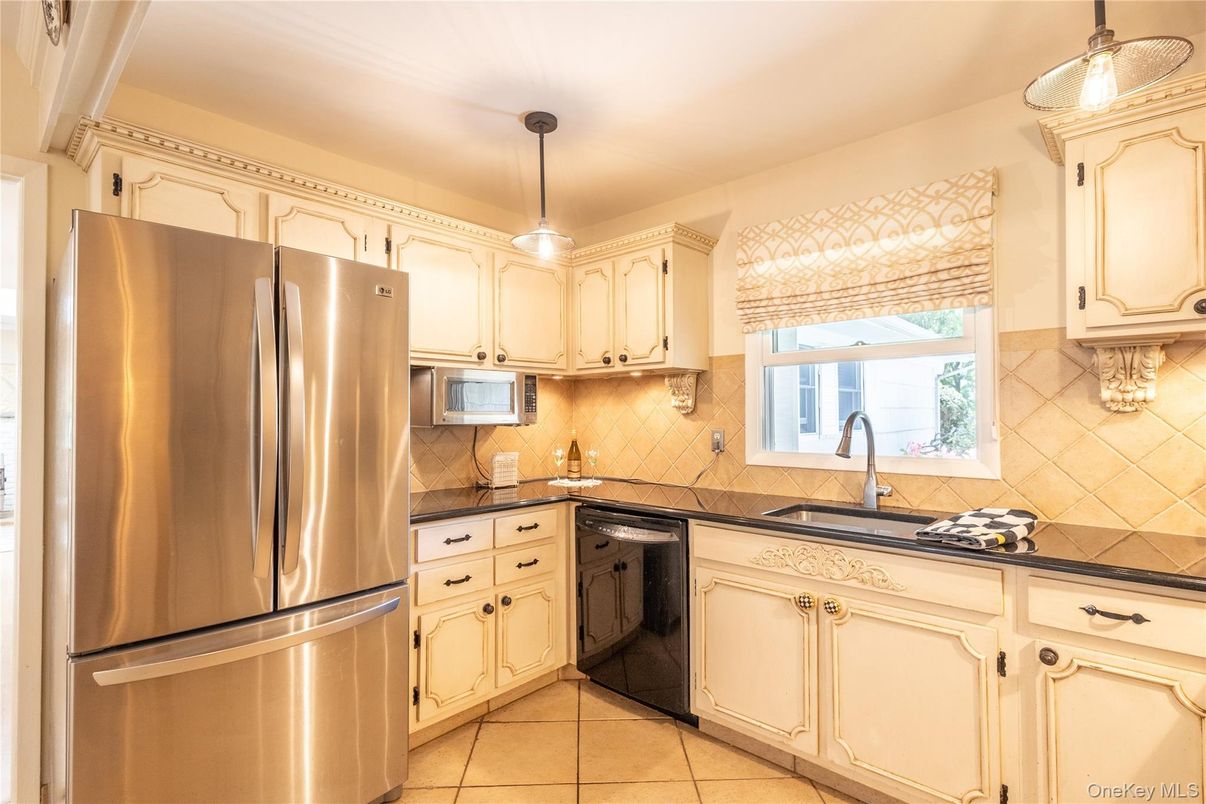 Interior, Kitchen, Pendant Lights, Stainless Steel Appliances