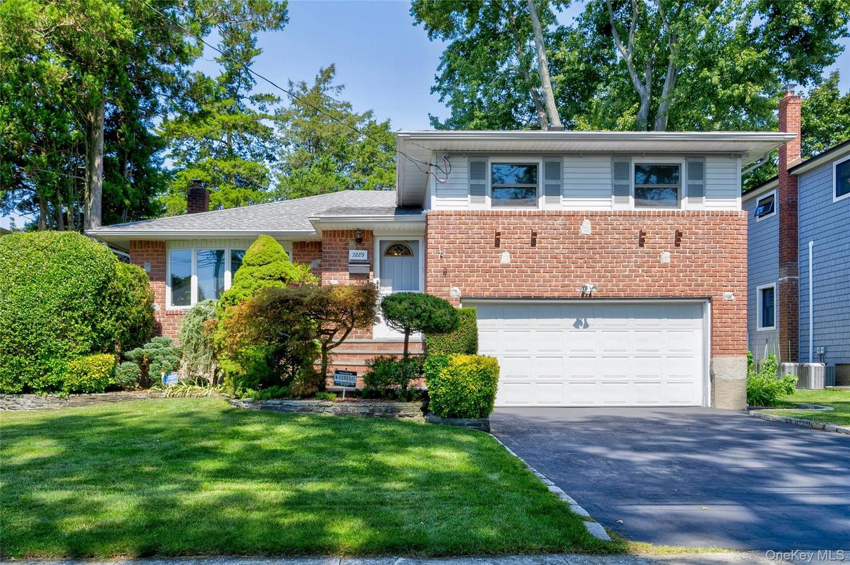 Attached, Exterior, Facade, Brick Facade, Split Level