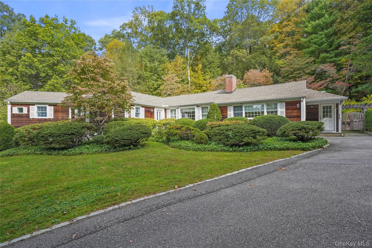 Exterior, Facade, Ranch