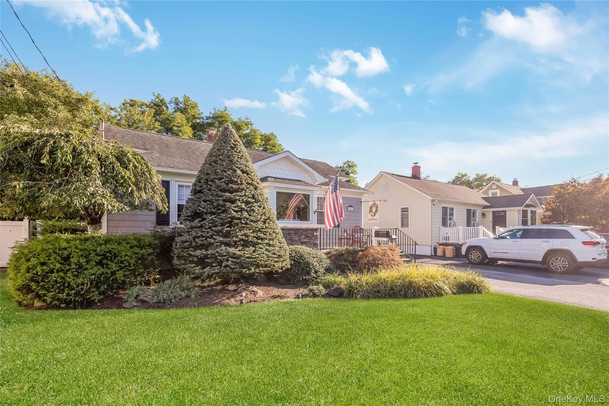 Attached, Exterior, Facade, Tudor Revival