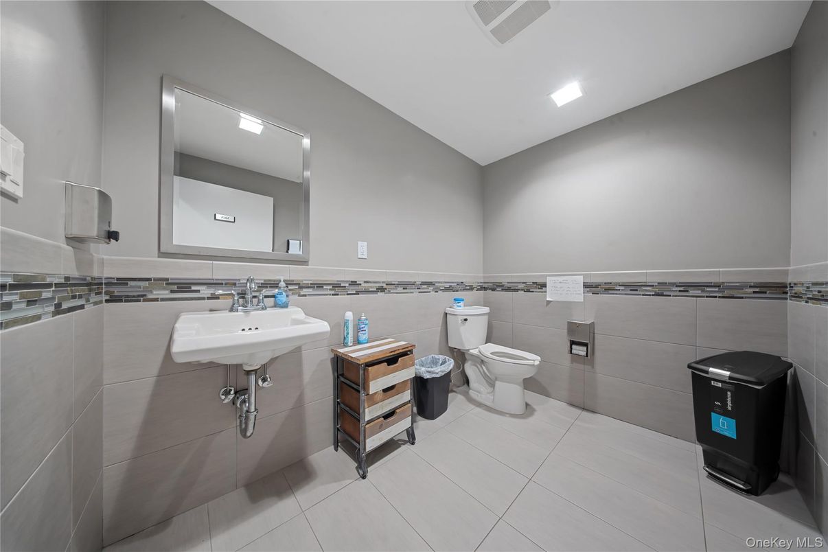 Bathroom, Interior, Recessed Lighting