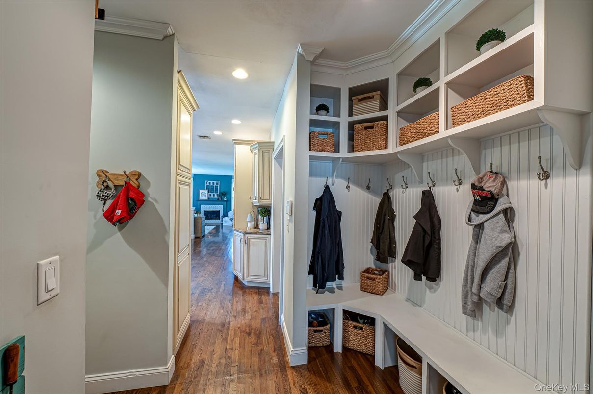 Interior, Recessed Lighting, Walk-in Closets, Water, Wood Texture Flooring