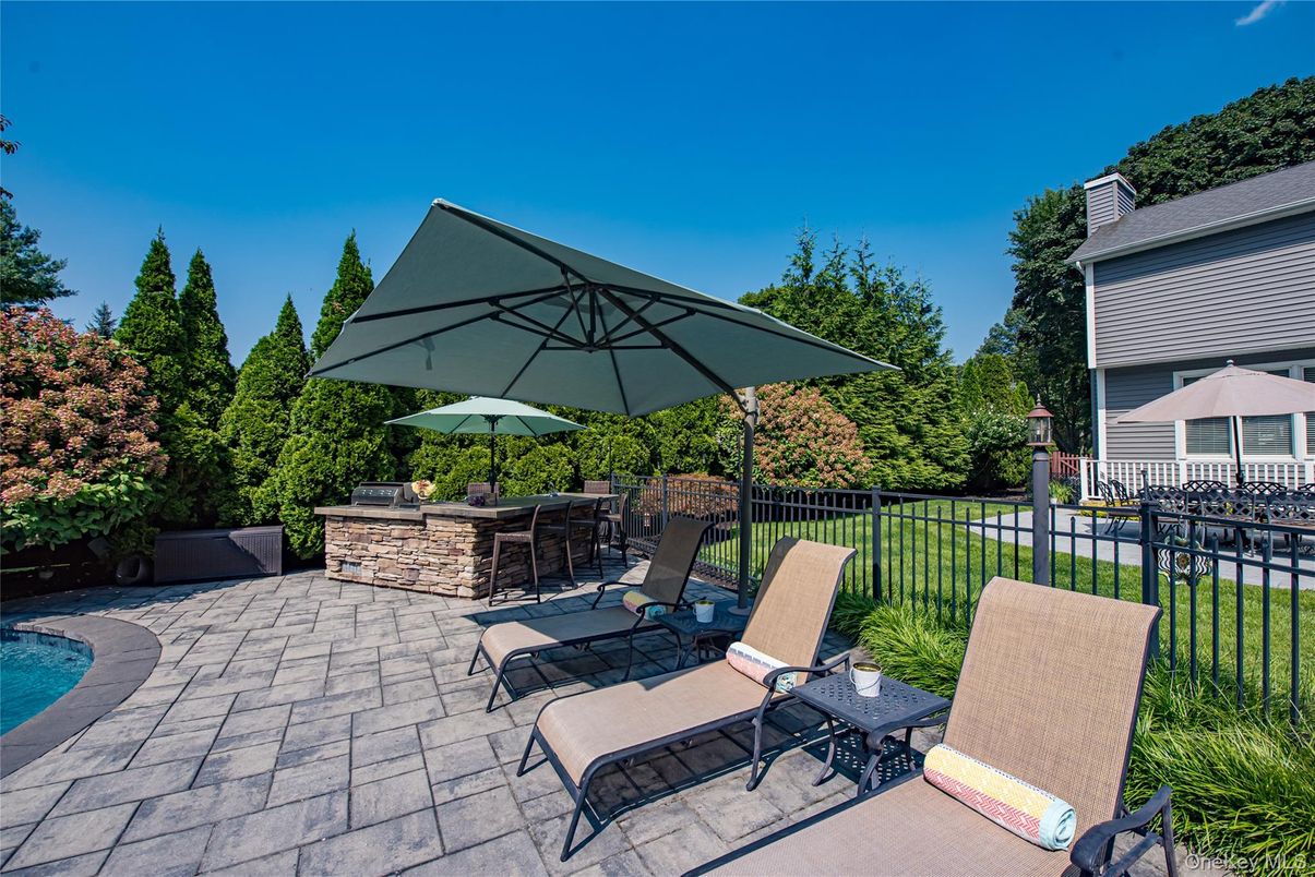 Exterior, Outdoor Kitchen, Pool