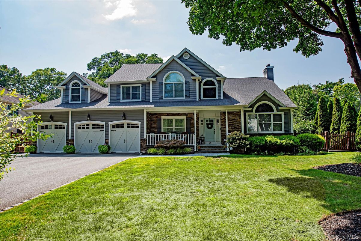 Attached, Exterior, Facade, Farmhouse