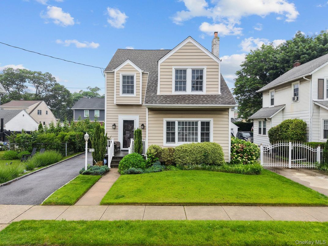 Exterior, Facade, Cape Cod