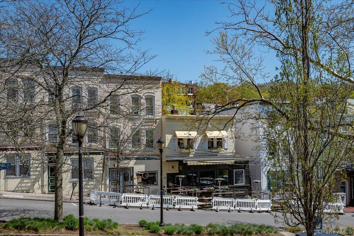 Exterior, Facade, Rowhouse
