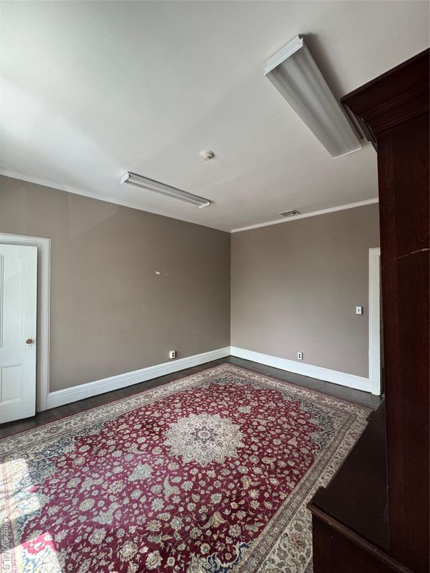 Empty room, Interior