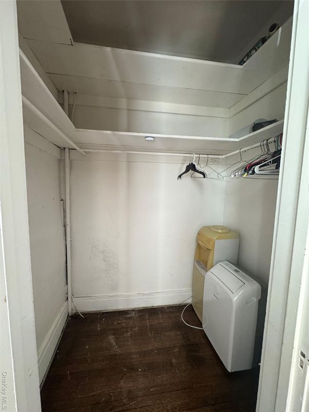 Interior, Washer, Wood Texture Flooring