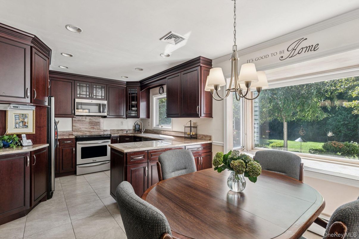 Dining room, Interior, Kitchen, Pendant Lights, Recessed Lighting, Stainless Steel Appliances