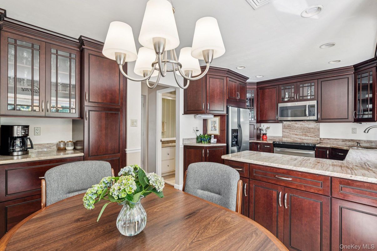 Chandelier, Dining room, Interior, Kitchen, Recessed Lighting, Stainless Steel Appliances