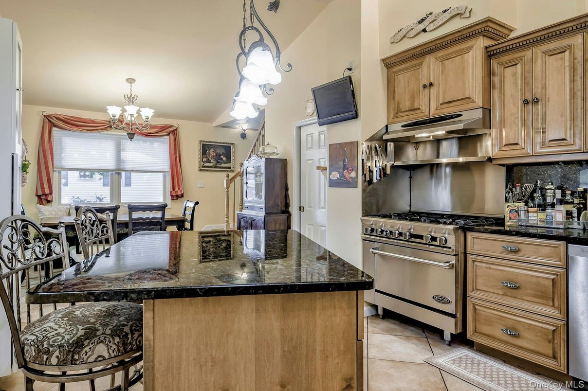 Chandelier, Dining room, Interior, Kitchen, Stainless Steel Appliances