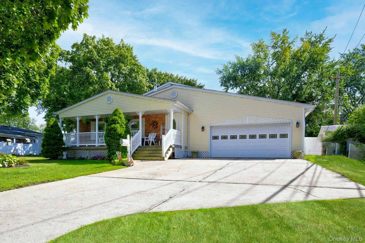 Attached, Exterior, Facade, Ranch