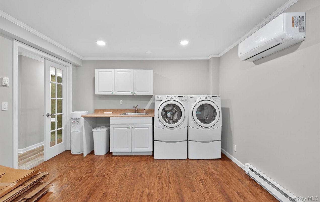 Interior, Recessed Lighting, Washer, Wood Texture Flooring
