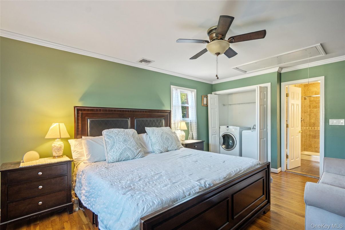 Bedroom, Interior, Utility Closets, Washer, Wood Texture Flooring